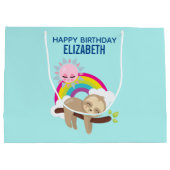 Cute Lazy Sloth met Sun & Rainbow Birthday Groot Cadeauzakje (Achterkant)