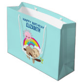 Cute Lazy Sloth met Sun & Rainbow Birthday Groot Cadeauzakje (Achterkant Gekanteld)