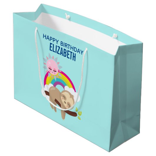 Cute Lazy Sloth met Sun & Rainbow Birthday Groot Cadeauzakje (Achterkant Gekanteld)