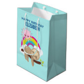 Cute Lazy Sloth met Sun & Rainbow Birthday Medium Cadeauzakje (Achterkant Gekanteld)