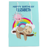 Cute Lazy Sloth met Sun & Rainbow Birthday Medium Cadeauzakje (Voorkant)