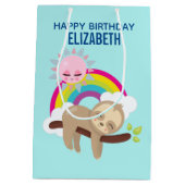 Cute Lazy Sloth met Sun & Rainbow Birthday Medium Cadeauzakje (Achterkant)