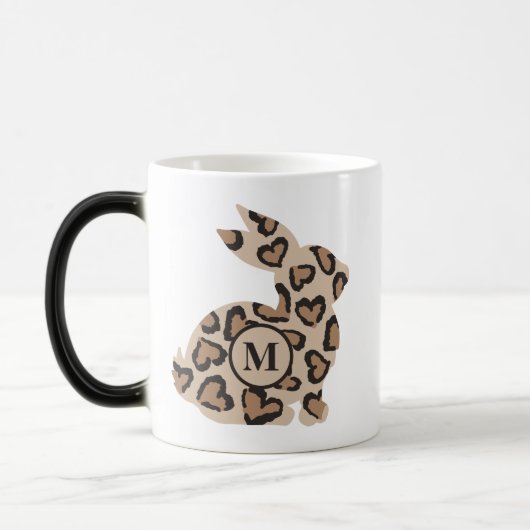 Cute Leopard Print Bunny met aangepast monogram Magische Mok (Links)