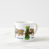 Cute leopard slapen in de cartoon afbeelding van d espresso kop (Voorkant rechts)