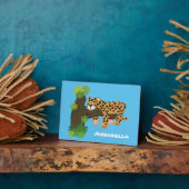 Cute leopard slapen in de cartoon afbeelding van d fotoplaat (Zijkant)