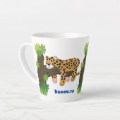 Cute leopard slapen in de cartoon afbeelding van d latte mok (Linkerhoek)