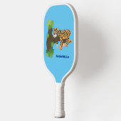 Cute leopard slapen in de cartoon afbeelding van d pickleball paddle (Links)