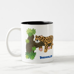Cute leopard slapen in de cartoon afbeelding van d tweekleurige koffiemok