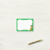 Cute leprechaun & pot of gold on green post-it® notes (Op bureau)