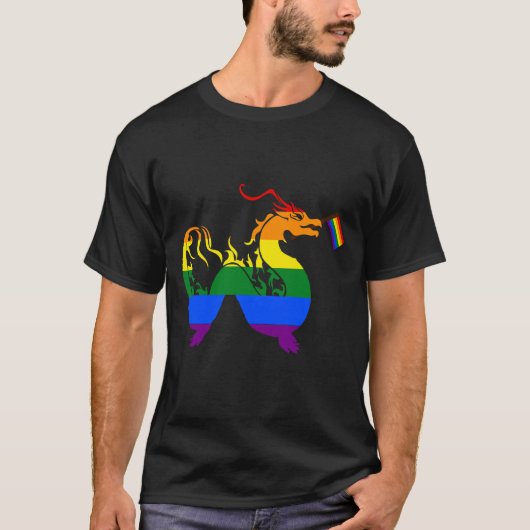 Cute Lesbian Dragon die de vlag vasthoudt  T-shirt (Voorkant)