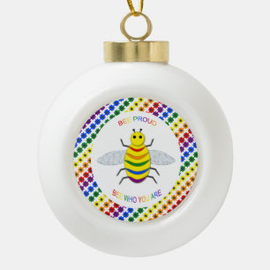 Cute LGBT Proud Rainbow Bee en Flowers Keramische Bal Ornament