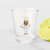 Cute lion chef cartoon illustratie shot glas (Voorkant)