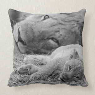 Cute Lion Cub Resting with Father Kussen