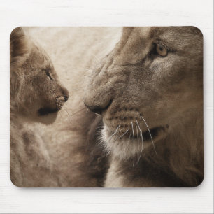 Cute Lioness en Playful Cub Muismat
