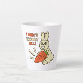 Cute Little Bunny die haar wortel houdt Latte Mok (Voorkant)