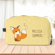 Cute Little Fox die Butterfly op Yellow bezoekt