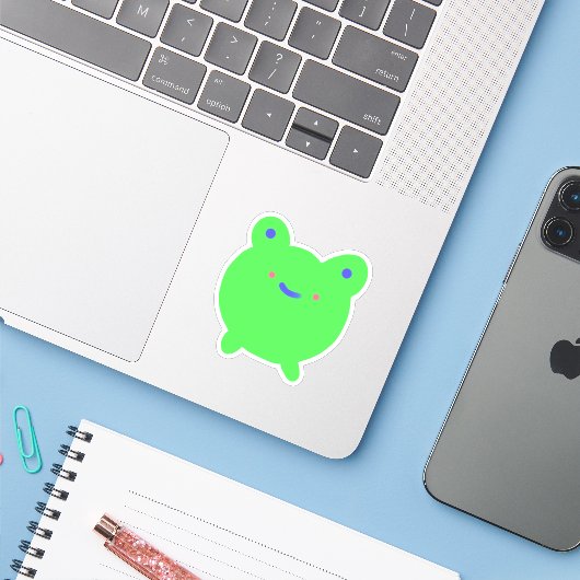 Cute Little Green Frog Sticker (Laptop met iPhone)