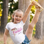 Cute Little Gymnast Pink Paarse Monogram Girls T-shirt<br><div class="desc">roze gymnastiek meisje t-shirt met een schattig brunette kind in een bordje naast de woorden LITTLE GYMNAST. Een mooi gepersonaliseerd cadeau voor een gymnastiekcoach om de kinderen die ze meedeelt te geven.</div>