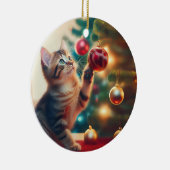 Cute Little Kitten Playing With Christmas Bulb Keramisch Ornament (Rechts)