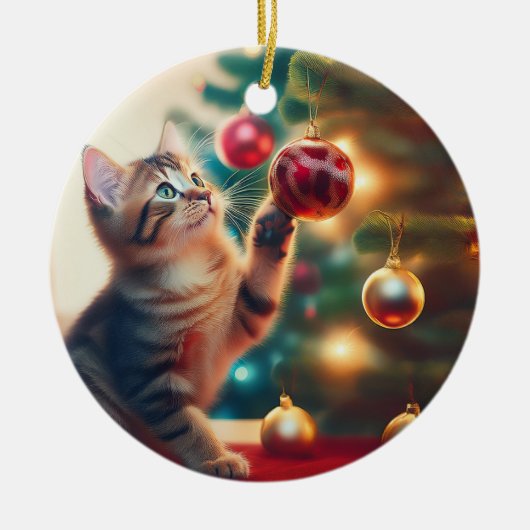 Cute Little Kitten Playing With Christmas Bulb Keramisch Ornament (Voorkant)
