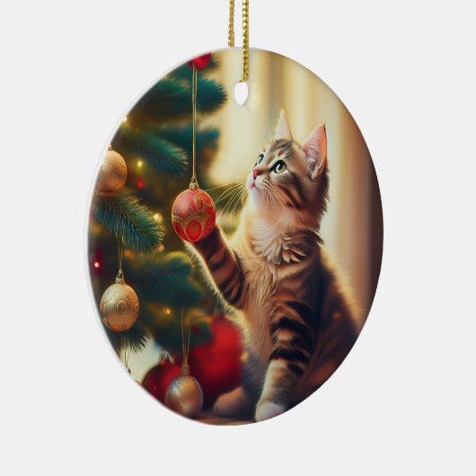 Cute Little Kitten Playing With Christmas Bulb Keramisch Ornament (Rechts)
