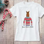 Cute Llama draagt Funny Ugly KerstSweater T-shirt<br><div class="desc">Grappig wintervakantie shirt met een lama met een "Lelijke" kerst Nordic Sweater. Eigenlijk vinden we hem best schattig! Personaliseer met uw eigen aangepaste tekst of verwijder gewoon. Maakt een perfect shirt voor een lelijke kersttrui, vakantie shirt voor elke lama liefhebber of bijpassende familie shirten voor een feest of reünie (denk...</div>