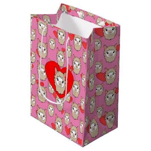 Cute Llama Head en Red Hearts Pink Background Medium Cadeauzakje (Voorkant Gekanteld)