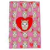 Cute Llama Head en Red Hearts Pink Background Medium Cadeauzakje (Voorkant)