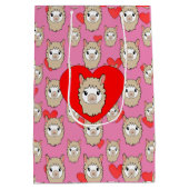 Cute Llama Head en Red Hearts Pink Background Medium Cadeauzakje (Achterkant)