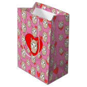 Cute Llama Head en Red Hearts Pink Background Medium Cadeauzakje (Achterkant Gekanteld)