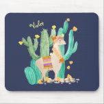 Cute Llama in Cactus Garden - Persoonlijk blauw Muismat<br><div class="desc">De scène van de klauter in waterverf, die u met jouw naam of douanetekst kunt personaliseren. Deze blond lama heeft een bloem en veren in haar haar, een bijpassende tuin en een traditionele Peruaanse zadelmat. Ze staat in een bloeiende cactus tuin met gele bloei. Dit is een transparant ontwerp op...</div>