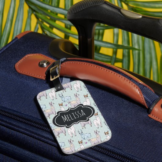 Cute Llama Pattern on Polka Dots Bagagelabel (Voorkant Insitu 1)