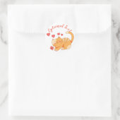 Cute Loving Oranje Tabby Kitten Ronde Sticker (Tas)
