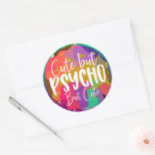 CUTE MAAR PSYCHO, MAAR JUISTE, grappige sarcastisc Ronde Sticker (Envelop)
