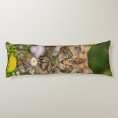 Cute Maine Coon Kitten Cat in Flower Meadow luid Lichaamskussen (Achterkant)