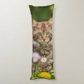 Cute Maine Coon Kitten Cat in Flower Meadow luid Lichaamskussen (Achterkant (Verticaal))