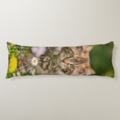 Cute Maine Coon Kitten Cat in Flower Meadow luid Lichaamskussen (Voorkant)