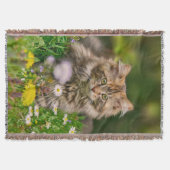 Cute Maine Coon Kitten Cat Sitting in Flowers Deken (Voorkant)
