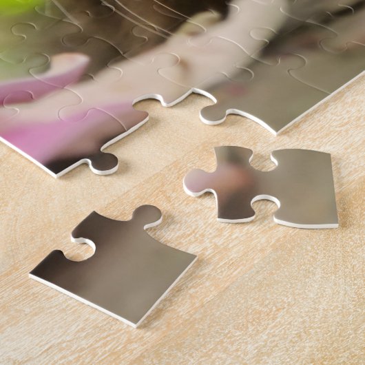 Cute Maine Coon kitten die in een tuin rust - Legpuzzel (Zijkant)