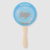 Cute manta ray en bubbles cartoon illustratie handwaaier (Achterkant)