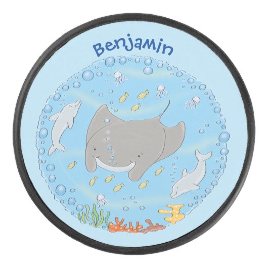 Cute manta ray en bubbles cartoon illustratie hockey puck (Voorkant)