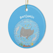 Cute manta ray en bubbles cartoon illustratie keramisch ornament (Links)
