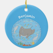 Cute manta ray en bubbles cartoon illustratie keramisch ornament (Achterkant)