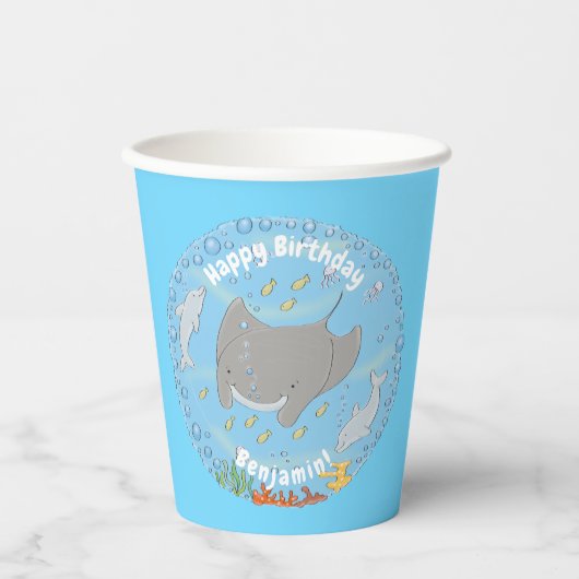 Cute manta ray en bubbles cartoon illustratie papieren bekers (Voorkant)