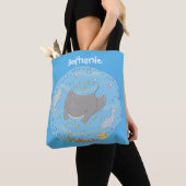 Cute manta ray en bubbles cartoon illustratie tote bag (Dichtbij)