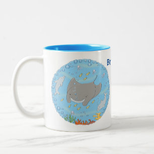 Cute manta ray en bubbles cartoon illustratie tweekleurige koffiemok