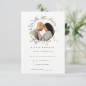 Cute Meadow Floral WreatPhoto Wedding RSVP Informatiekaartje (Staand voorkant)