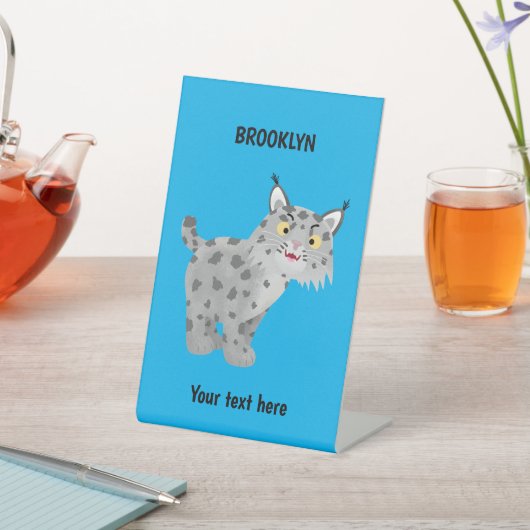 Cute mean bobcat lynx cartoon reclamebord met voetstuk (Insitu)