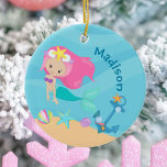 Cute Mermaid Girl Beach Birthday Party Custom Keramisch Ornament<br><div class="desc">Kute custom mermaid kerstsiercadeau met een schattig roze meisje met een coole blauwgroen staart die naast mooie seizoenshellen in de oceaan zwemt. Koel cadeau voor een strandmeisje dat graag zwemt.</div>