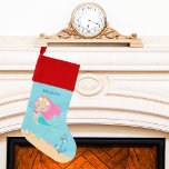 Cute Mermaid Girl Beach Kinder Seaside Personalize Kerstsok<br><div class="desc">Een schattige kinder kerstman voor een mooi meisje dat graag zwemt in de zomer met zeemeerminnen. Met een  roze harige zeemeermin die rondzwemt rond de mooie seizoenshellen in de oceaan. Een gave voor een strandliefhebber.</div>